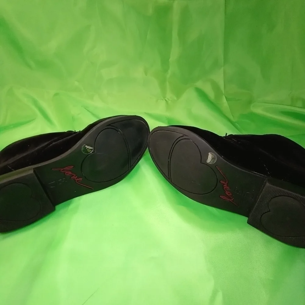 𝅺ELLEN Degeneres Black Velvet Ankle Boots Kids Size 11